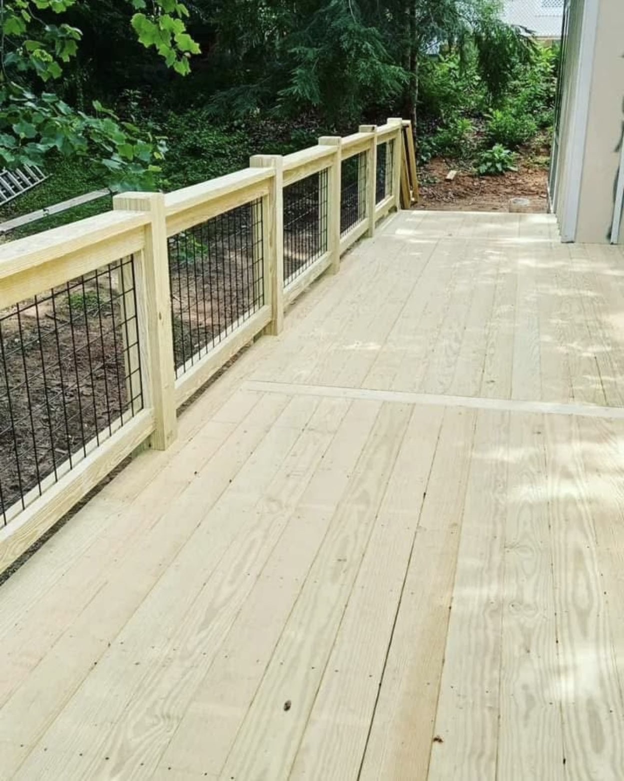 Deck flooring with hog wire railing detail